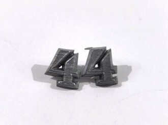 Paar Auflagen für Schulterklappen der Wehrmacht "4" in Silber, Höhe 13 mm, kurze Splinte