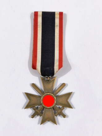 Kriegsverdienstkreuz 2. Klasse 1939 mit Schwertern, Hersteller "85" im Bandring für " Julius Pietsch, Gablonz ", mit langem Bandabschnitt, Buntmetall