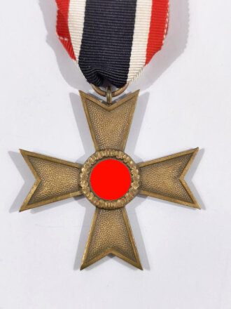Kriegsverdienstkreuz 2. Klasse 1939 ohne Schwerter in Buntmetall, Hersteller  im Bandring, ist nicht gut lesbar