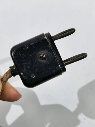 Handapparat Hap2, Hörer für Funkgeräte für vorderste Linie, kann benutzt werden ohne den Stahlhelm abzusetzen. Ungereinigtes Stück in gutem Zustand, ein Stecker fehlt, Funktion nicht geprüft