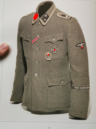 "Uniforms of the Waffen-SS" 1942/1943/1944-1945/Ski Uniforms/Overcoats/Dress Uniforms/Tropical Clothing/Shirts/Sports and Drill Uniforms, 711 Seiten, über DIN A4, gebraucht, englisch