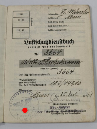 Luftschutz Dienstbuch zugleich Personalausweis eines Angehörigen des Sicherheits- und Hilfsdienst oder Luftschutzwarendienst aus Neuss, datiert 1941