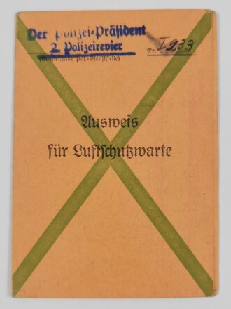 Ausweis für Luftschutzwarte einer Angehörigen aus Düsseldorf, ausgestellt 1941