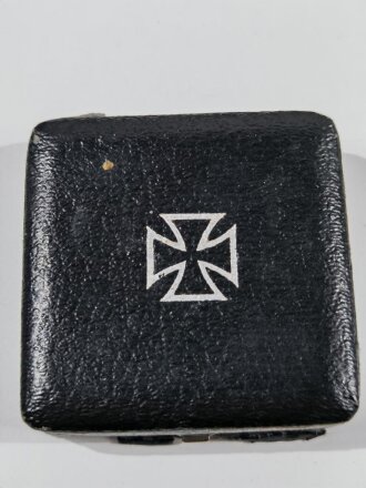 Etui für Eisernes Kreuz 1.Klasse 1939. Frühes Stück, leider mit Abdrucke eines Verwundetenabzeichens, Deckelinlay löst sich