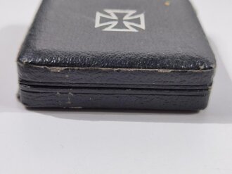 Etui für Eisernes Kreuz 1.Klasse 1939. Frühes Stück, leider mit Abdrucke eines Verwundetenabzeichens, Deckelinlay löst sich