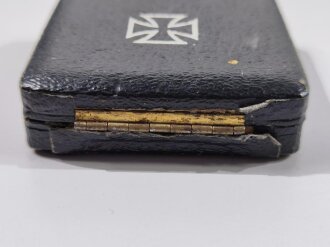 Etui für Eisernes Kreuz 1.Klasse 1939. Frühes Stück, leider mit Abdrucke eines Verwundetenabzeichens, Deckelinlay löst sich