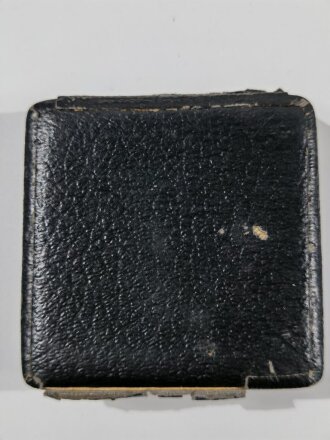 Etui für Eisernes Kreuz 1.Klasse 1939. Frühes Stück, leider mit Abdrucke eines Verwundetenabzeichens, Deckelinlay löst sich
