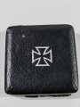 Etui für Eisernes Kreuz 1.Klasse 1939. Frühes Stück, leider mit Abdrucke eines Verwundetenabzeichens, Deckelinlay löst sich
