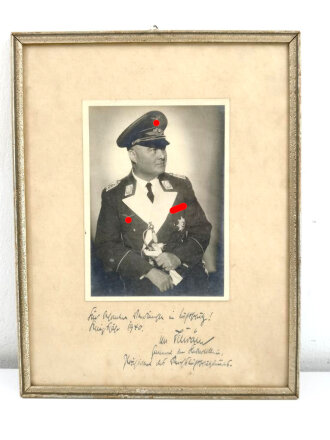 Original gerahmtes Geschenkfoto mit eigenhändiger Widmung und Unterschrift General der Flakartillerie und Präsident des Reichsluftschutzbund Ludwig von Schröder. Maße des Rahmen 25,5 x 32,5cm. Ungereinigt