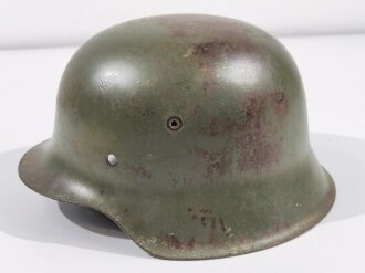 Stahlhelmglocke Wehrmacht Modell 1942. Neuzeitlich lackiertes Stück, Hersteller ET64