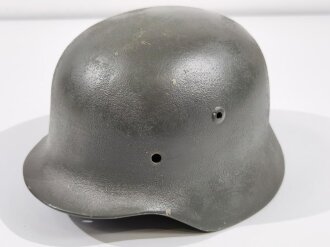 Stahlhelmglocke Wehrmacht Modell 1935. Neuzeitlich lackiertes Stück, Hersteller NS64