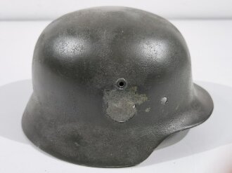 Stahlhelmglocke Wehrmacht Modell 1935. Neuzeitlich lackiertes Stück, Hersteller NS64