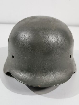 Stahlhelmglocke Wehrmacht Modell 1935. Neuzeitlich lackiertes Stück, Hersteller NS64