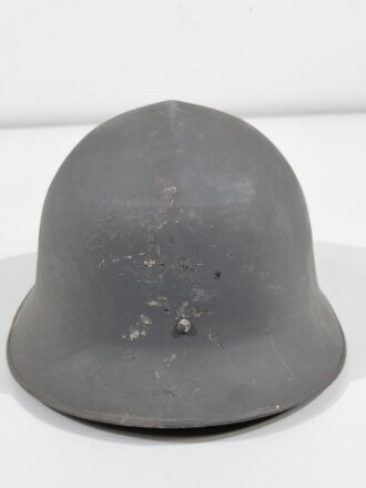 Schweden, Stahlhelm M21/26. Von der schwedischen Armee überlackiertes Stück in gutem Gesamtzustand