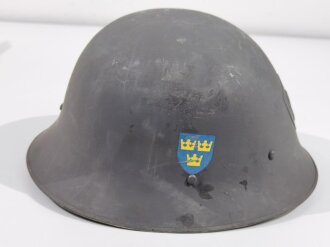 Schweden, Stahlhelm M21/26. Von der schwedischen Armee überlackiertes Stück in gutem Gesamtzustand