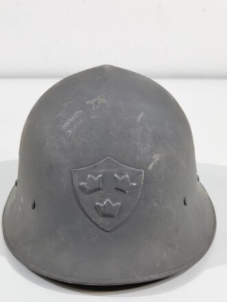 Schweden, Stahlhelm M21/26. Von der schwedischen Armee überlackiertes Stück in gutem Gesamtzustand