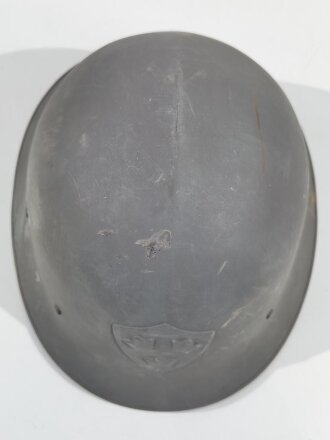 Schweden, Stahlhelm M21/26. Von der schwedischen Armee überlackiertes Stück in gutem Gesamtzustand