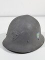 Schweden, Stahlhelm M21/26. Von der schwedischen Armee überlackiertes Stück in gutem Gesamtzustand