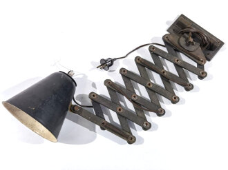 Ausziehbare Lampe, der Schirm aus Kopf von Panzerfaust der Wehrmacht. Nachkriegsumbau "Schwerter zu Pflugscharen"