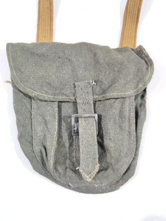 Umhängetasche oder Geldbeutel für Kind aus Tasche für die Gaswarnfähnchen der Wehrmacht. Nachkriegsumbau "Schwerter zu Pflugscharen"
