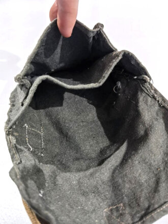 Umhängetasche oder Geldbeutel für Kind aus Tasche für die Gaswarnfähnchen der Wehrmacht. Nachkriegsumbau "Schwerter zu Pflugscharen"