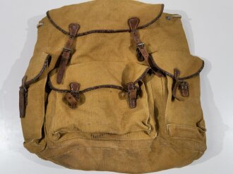 Schwerer Rucksack aus Materialresten der Wehrmacht, Nachkriegsanfertigung " Schwerter zu Pflugscharen "