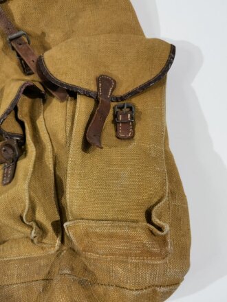 Schwerer Rucksack aus Materialresten der Wehrmacht, Nachkriegsanfertigung " Schwerter zu Pflugscharen "