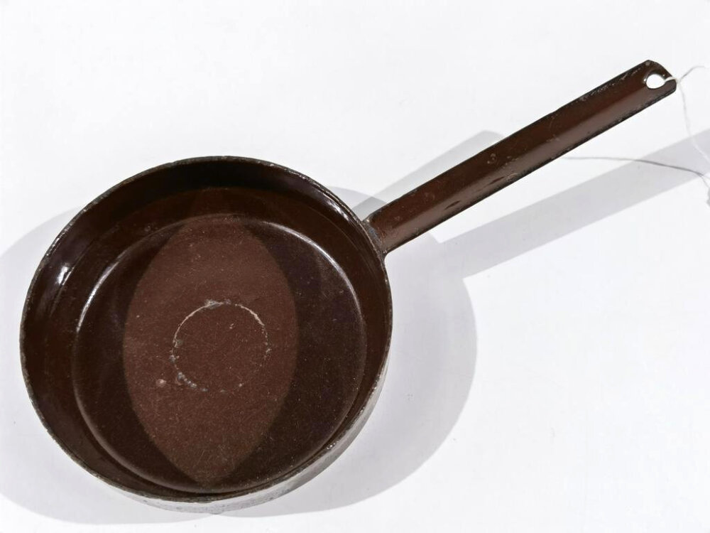 Emailliertes Pfännchen, Durchmesser 15,5cm, aus Resten der Rüstungspr