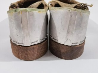 Paar Schuhe aus Flugzeugaluminium der Luftwaffe , Nachkriegsanfertigung " Schwerter zu Pflugscharen"