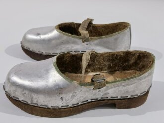 Paar Schuhe aus Flugzeugaluminium der Luftwaffe , Nachkriegsanfertigung " Schwerter zu Pflugscharen"