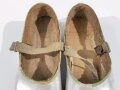 Paar Schuhe aus Flugzeugaluminium der Luftwaffe , Nachkriegsanfertigung " Schwerter zu Pflugscharen"