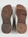 Paar Schuhe aus Flugzeugaluminium der Luftwaffe , Nachkriegsanfertigung " Schwerter zu Pflugscharen"