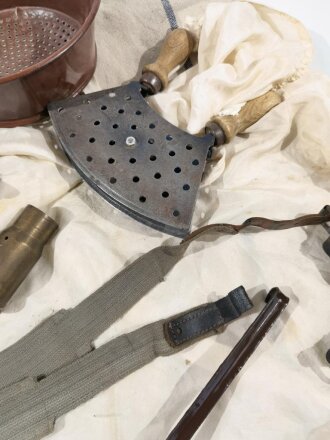 Konvolut Gegenstände die nach Ende des Krieges aus Resten der Rüstungsindustrie hergestellt wurden , Nachkriegsanfertigung " Schwerter zu Pflugscharen"