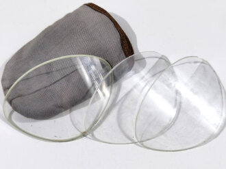 Paar Ersatzgläser für die Kradmelderbrille der Wehrmacht, gehört in der Hülle vorne in den Aufbewahrungskasten. Ein Glas in zwei Teilen