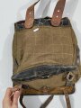 Tornister Wehrmacht, getragenes Stück , die Trageriemen unvorschriftsmäßig befestigt