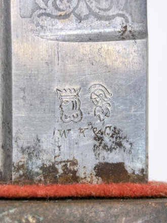 Kaiserreich , Seitengewehr Modell 1871, Eigentumstück mit beidseitig geäzter Klinge, leicht geschrumpfte Lederscheide mit Dellen, ungereinigtes Stück, Hersteller WKC Solingen
