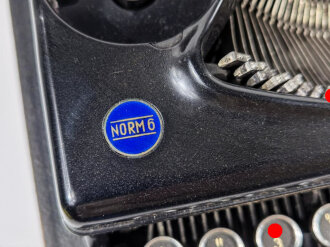 Triumph "Norm 6" Dienstschreibmaschine mit SS Rune auf der 3. Guter Gesamtzustand, ungereinigt, das Gehäuse stärker beantsprucht