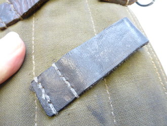 Magazintasche MP40, getragenes Originalstück, die untere Trageschlaufe neuzeitlich repariert