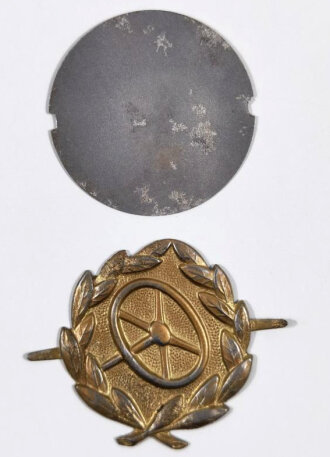 Kraftfahrbewährungsabzeichen in Gold mit Verleihungstürte, Gegenplatte lose, beide Splinte vorhanden, Tüte oben leicht eingerissen