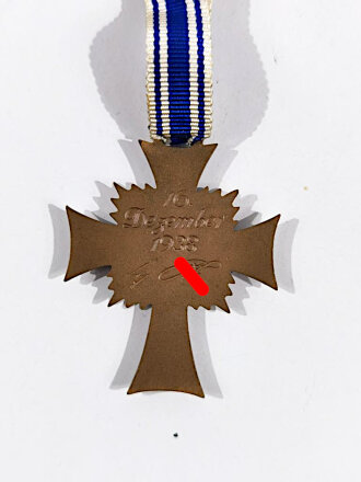 Ehrenkreuz der Deutschen Mutter in Bronze mit langem Bandabschnitt ( Halsband ), sehr guter Zustand