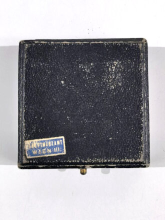 Verwundetenabzeichen 1939 in Gold im Etui, unmarkiertes Stück des Hersteller " Hauptmünzamt Wien ", Buntmetall, sehr guter Zustand, vergoldung komlpett erhalten, Etui mit Hersteller markiert