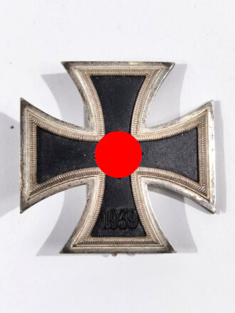 Eisernes Kreuz 1. Klasse 1939, seitlich an der rechten Zarge leicht geöffnet, sonst sehr guter Zustand, Hakenkreuz mit voller Schwärzung, magnetisch