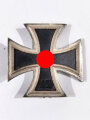 Eisernes Kreuz 1. Klasse 1939, seitlich an der rechten Zarge leicht geöffnet, sonst sehr guter Zustand, Hakenkreuz mit voller Schwärzung, magnetisch