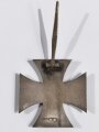 Eisernes Kreuz 1. Klasse 1939, seitlich an der rechten Zarge leicht geöffnet, sonst sehr guter Zustand, Hakenkreuz mit voller Schwärzung, magnetisch