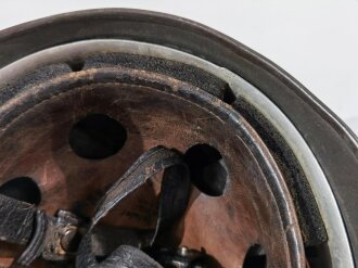 Fallschirmjäger Stahlhelm M38. Getragenes Stück, die Niete in der Zeit ergänzt. In allen Teilen originales Stück