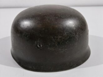 Fallschirmjäger Stahlhelm M38. Getragenes Stück, die Niete in der Zeit ergänzt. In allen Teilen originales Stück