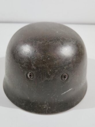 Fallschirmjäger Stahlhelm M38. Getragenes Stück, die Niete in der Zeit ergänzt. In allen Teilen originales Stück