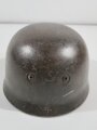 Fallschirmjäger Stahlhelm M38. Getragenes Stück, die Niete in der Zeit ergänzt. In allen Teilen originales Stück