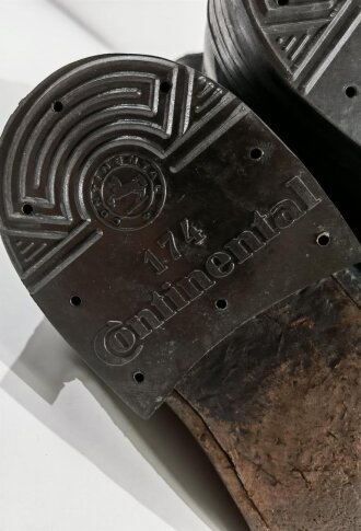 Luftwaffe, Paar Stiefel für fliegendes Personal, Ausführung mit zwei Reissverschlüssen, diese gängig. Etikett von Dihlmann Tuttlingen 1938. Nachbesohlt, Sohlenlänge 27,5cm