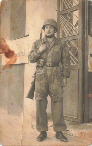 Fallschirmjäger, Foto im Ansichtskartenformat, Darstellend einen Fallschirmjäger vor einem Gebäude, Rückseitig Beschriftet"Modena 1944"